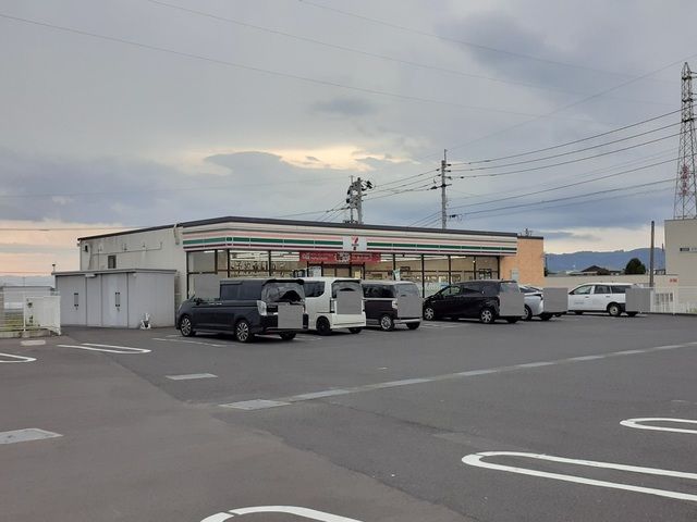 近くのセブンイレブン国分湊店まで1,100m(徒歩14分)