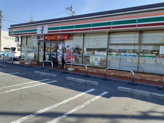 近くのセブンイレブン羽島竹鼻狐穴店まで800m(徒歩10分)