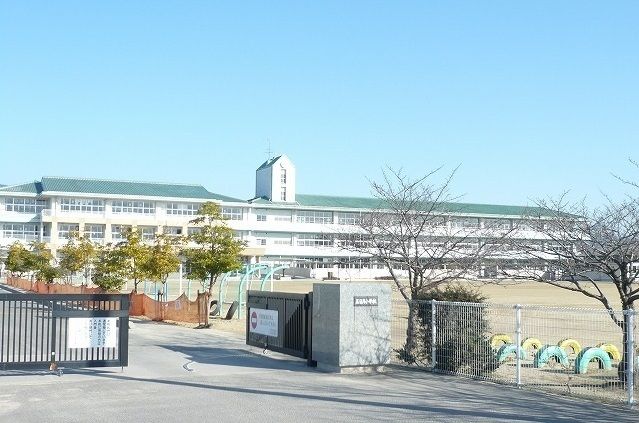 近くの三日月小学校まで1,400m(徒歩18分)