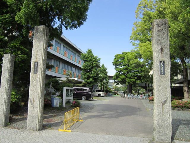 近くの西尾市立横須賀小学校まで900m(徒歩12分)