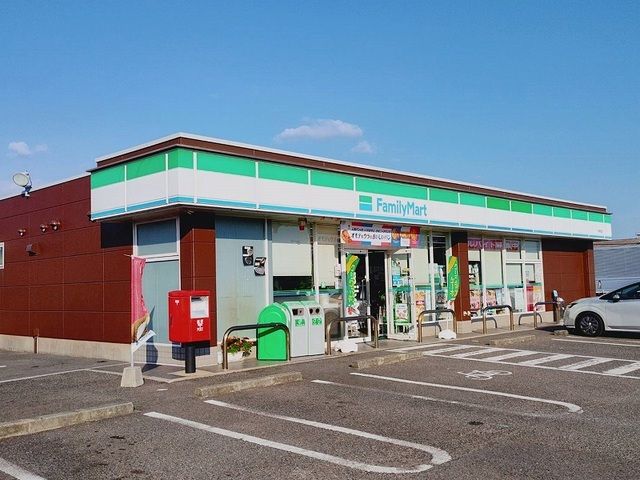 近くのファミリーマート 中津北店まで650m（徒歩9分）