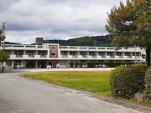 近くの黒木小学校まで580m(徒歩8分)