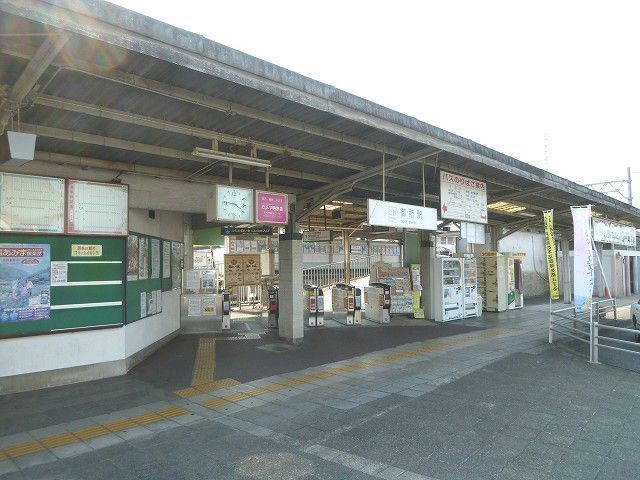 近くの近鉄御所駅まで1,300m（徒歩17分）