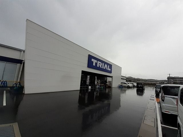 近くのトライアル御所店様まで800m（徒歩10分）