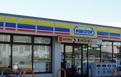 近くのコンビニまで550m（徒歩7分）