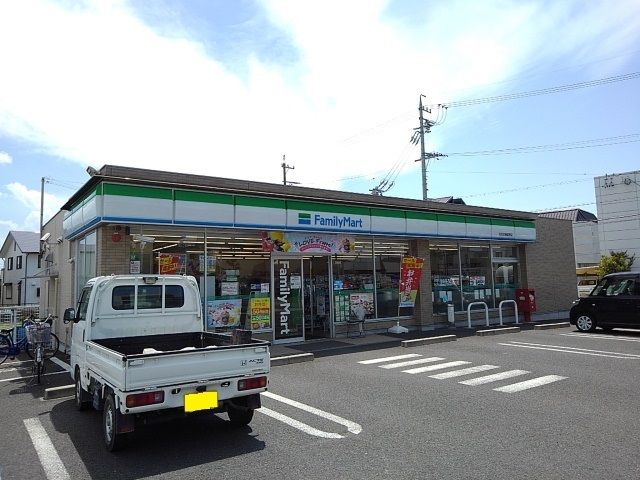 近くのファミリーマートまで600m（徒歩8分）