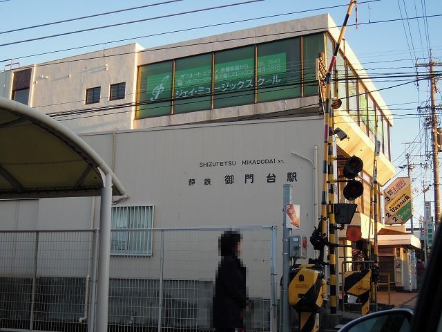近くの御門台駅まで850m（徒歩11分）