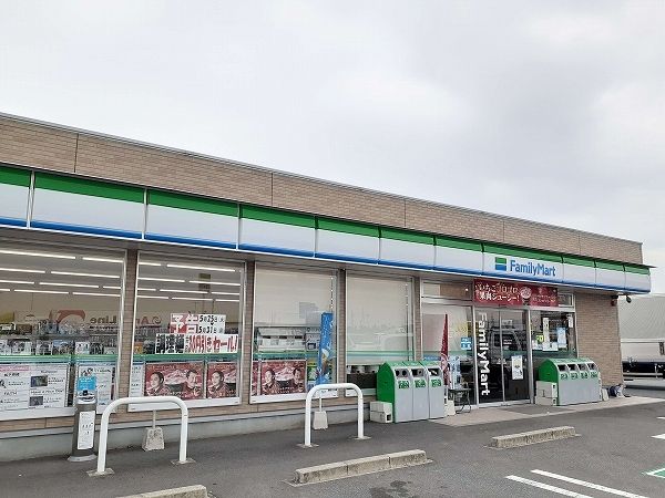 近くのファミリーマート鈴鹿庄野町店まで1,100m（徒歩14分）