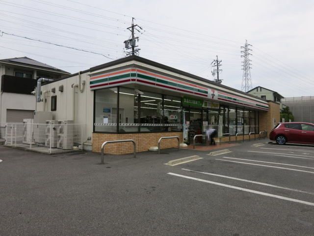 近くのコンビニまで650m（徒歩9分）