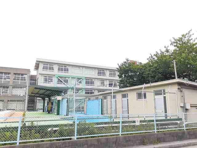 近くの小学校まで361m（徒歩5分）