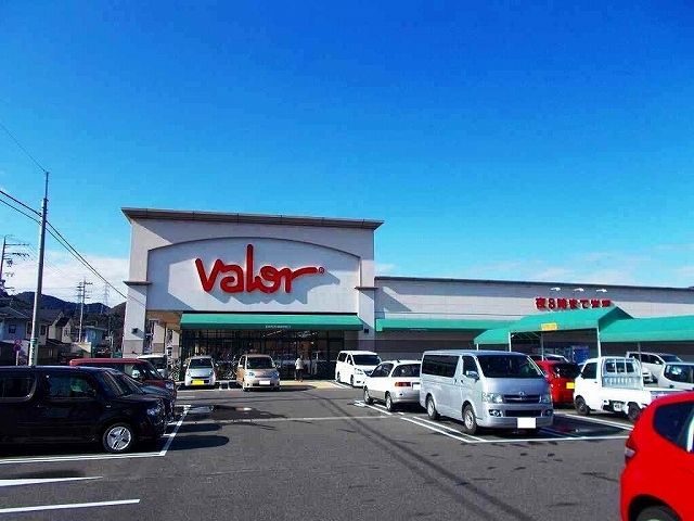 近くのスーパーマーケットバロー粟野店まで350m（徒歩5分）