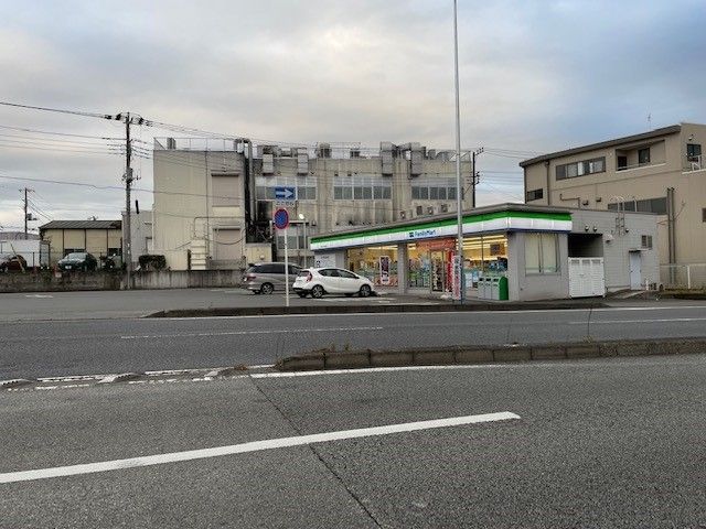 近くのファミリーマート作の口小学校前まで1,000m(徒歩13分)