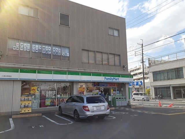 近くのファミリーマート様まで392m（徒歩5分）