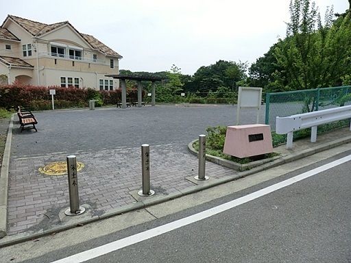 近くの飯島長谷公園まで500m（徒歩7分）