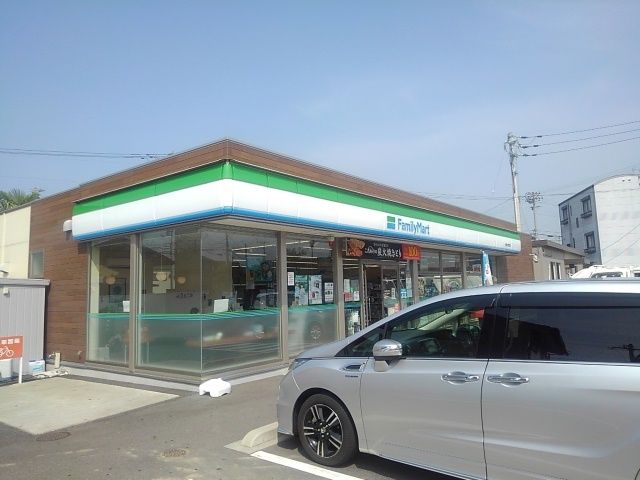 近くのファミリーマート丸亀土居町店まで650m（徒歩9分）