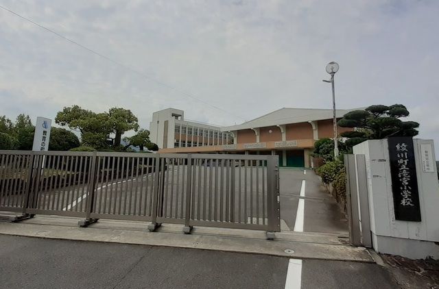 近くの綾川町立滝宮小学校まで550m(徒歩7分)