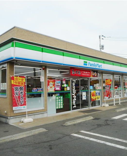 近くのファミリーマートまで500m（徒歩7分）