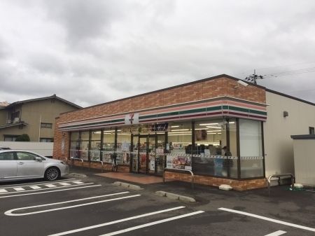 近くのセブンイレブン金沢浅野本町店まで300m（徒歩4分）