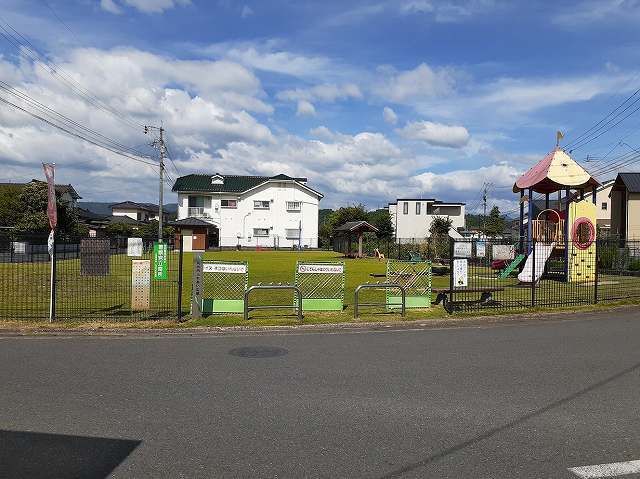 近くの丸の内ふれあい公園まで90m（徒歩2分）