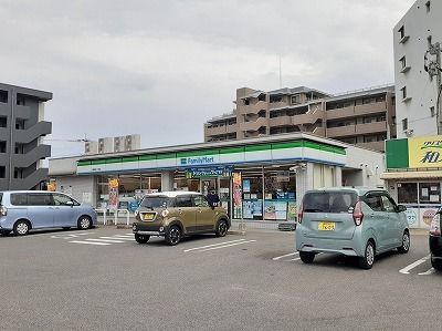 近くのファミリーマート福岡原８丁目店まで250m（徒歩4分）