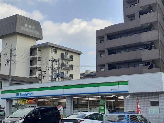 近くのファミリーマートまで602m（徒歩8分）