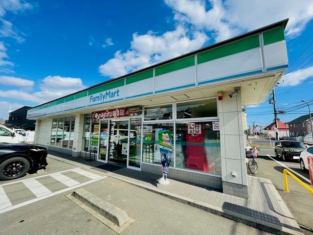 近くのファミリーマート植松一丁目店まで950m（徒歩12分）