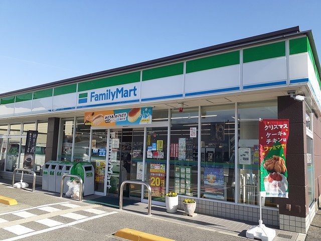 近くのファミリーマート西脇上野店まで146m（徒歩2分）