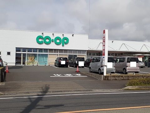 近くのコープ鹿児島加世田店まで700m（徒歩9分）