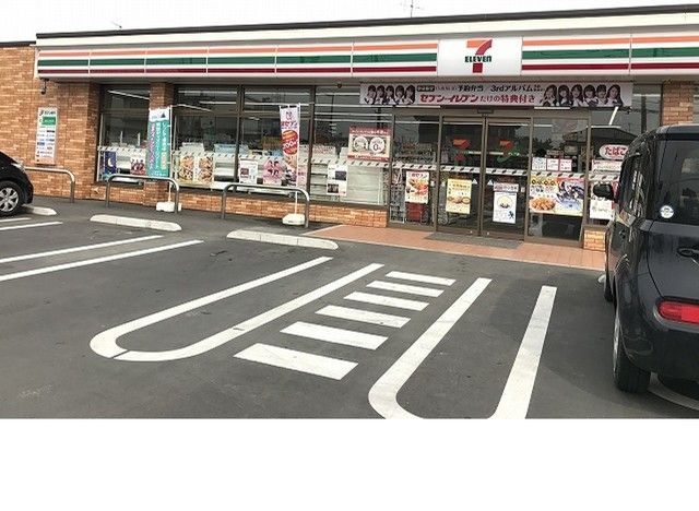 近くのセブンイレブン行田小見店まで350m（徒歩5分）
