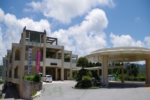 近くの恩納村役場まで750m（徒歩10分）