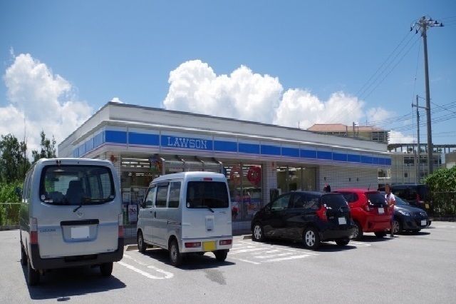 近くのローソン万座毛入口店まで500m（徒歩7分）
