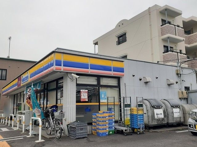 近くのコンビニまで422m（徒歩6分）