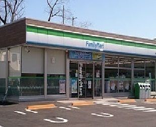 近くのファミリーマートまで500m（徒歩7分）