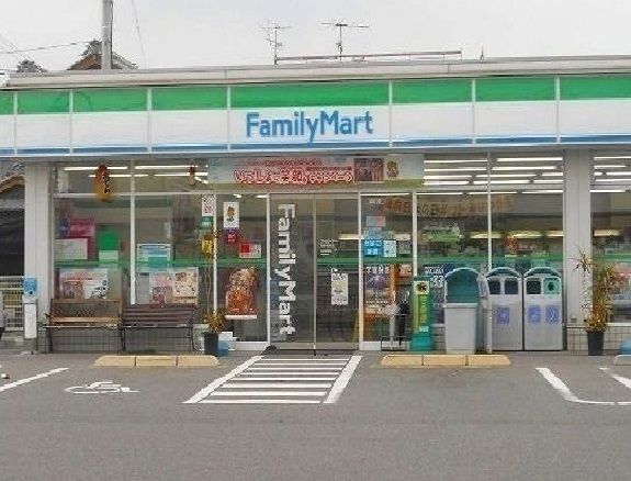 近くのファミリーマートまで300m（徒歩4分）