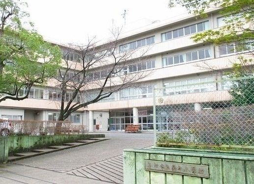 近くの小学校まで450m（徒歩6分）