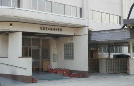 近くの深川小学校まで450m（徒歩6分）