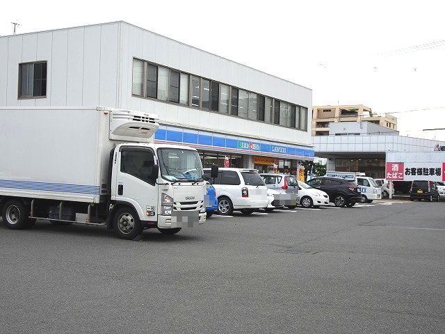 近くのコンビニまで300m（徒歩4分）