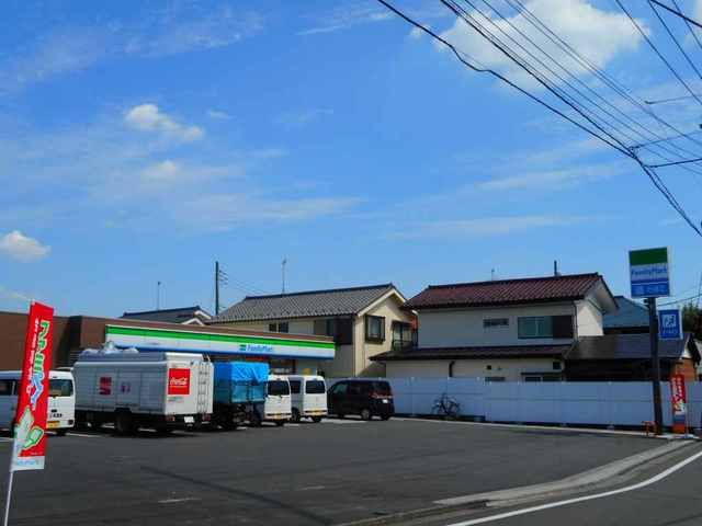 近くのファミリーマートまで300m（徒歩4分）