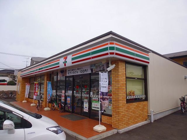 近くのセブンイレブン高田店まで950m（徒歩12分）