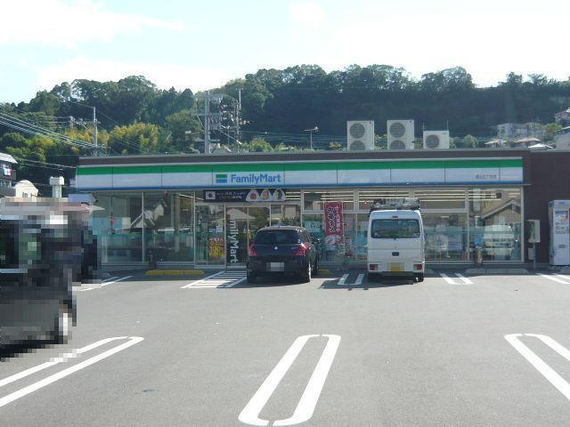 近くのファミリーマート田上３丁目店まで120m（徒歩2分）