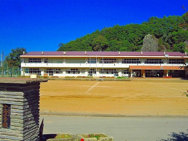 近くの小海小学校まで1,000m(徒歩13分)