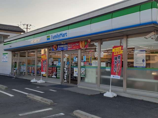 近くのファミリーマート石岡国府店まで573m（徒歩8分）