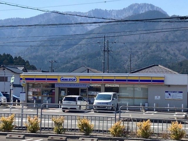 近くのミニストップ小浜木崎店まで500m（徒歩7分）