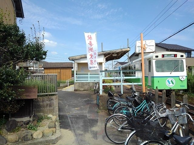 近くのあすなろう鉄道小古曽駅まで500m（徒歩7分）