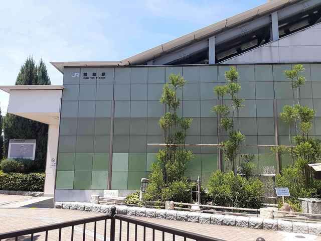 近くの熊取駅様まで740m（徒歩10分）