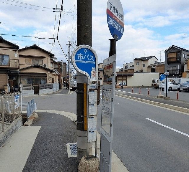 近くの下津林中島バス停まで54m（徒歩1分）