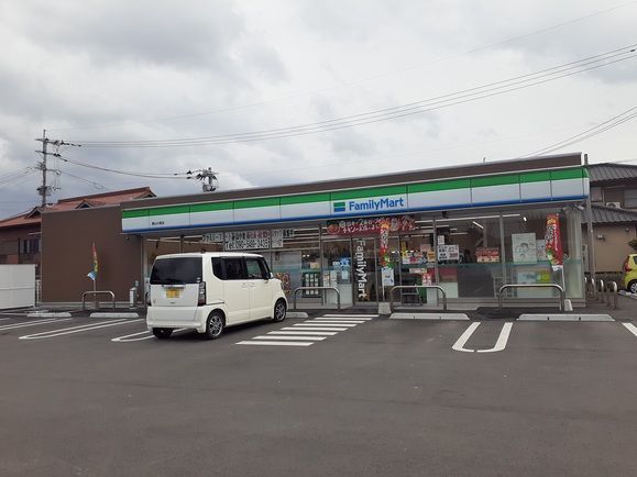 近くのファミリーマート基山小倉店まで270m（徒歩4分）