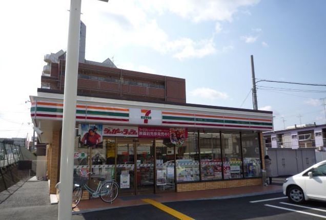 近くのセブンイレブン南八木町１丁目店まで400m（徒歩5分）