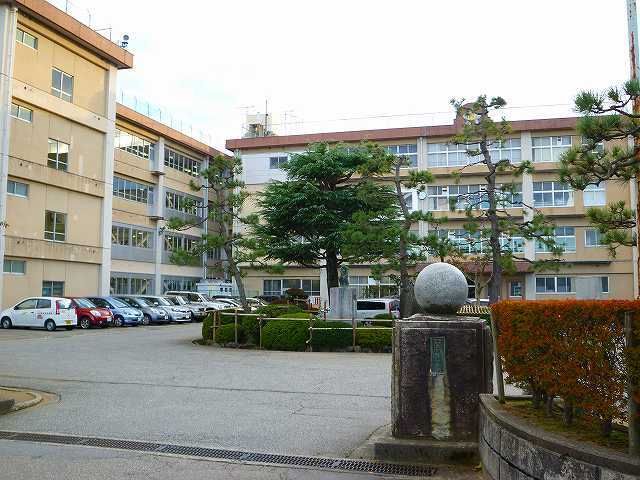 近くの高岡西部中学校まで1,000m（徒歩13分）