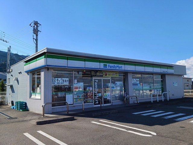 近くのファミリーマート中之庄バイパスまで504m(徒歩7分)